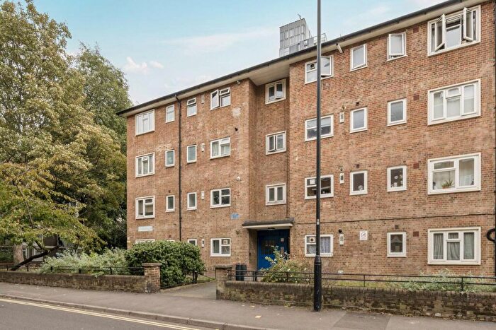 3 Bedroom Flat To Rent In Catherwood Court, Islington, London, N1
