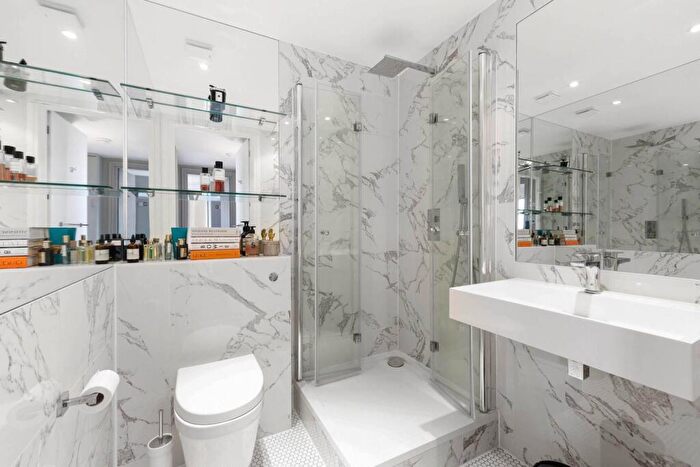 2 Bedroom Flat For Sale In Peckham Grove, Peckham, London, SE15