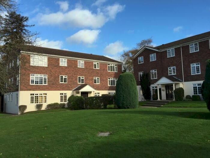 1 Bedroom Flat To Rent In Hillcrest, Weybridge, Surrey, KT13