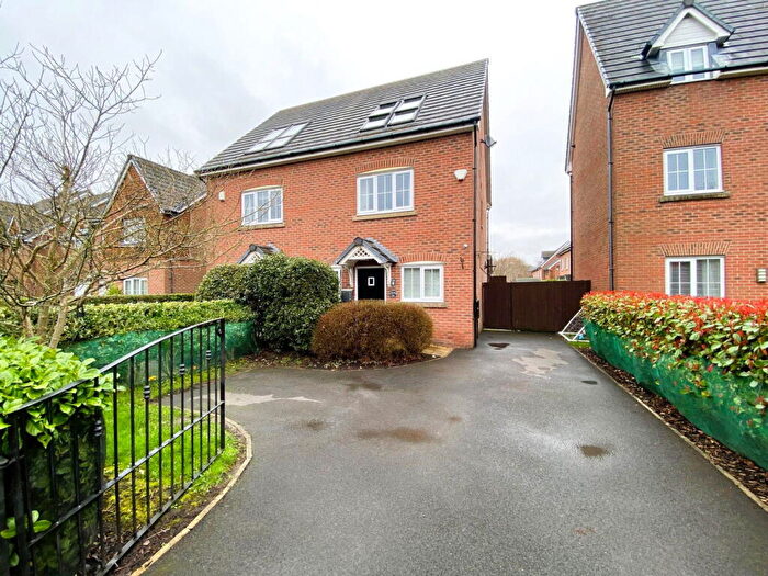 3 Bedroom Semi Detached House For Sale In Hunt Lane, Chadderton, Oldham, OL9