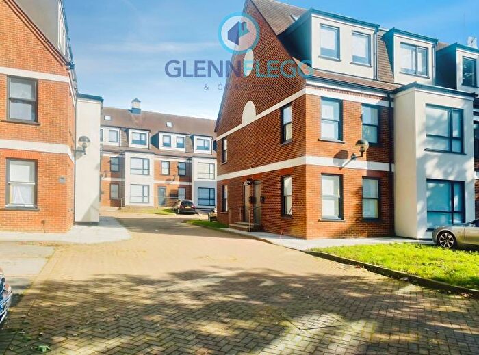 2 Bedroom Flat To Rent In Shaftesbury Court, Slough, SL1