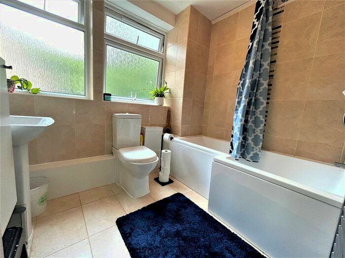 2 Bedroom Flat To Rent In Lydbury, Bracknell, Berkshire, RG12