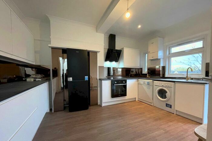 1 Bedroom Flat To Rent In Central Road, Worcester Park, KT4