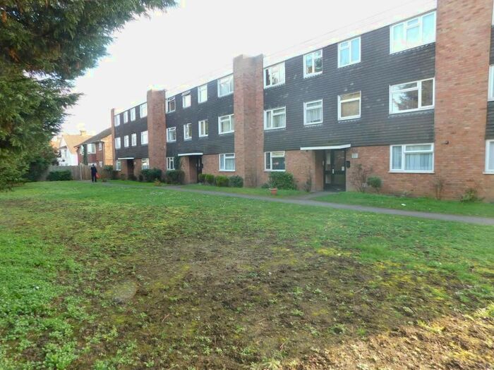 2 Bedroom Flat To Rent In Malvern Court, Langley SL3