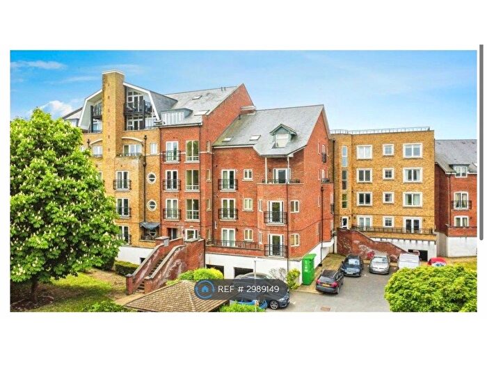 2 Bedroom Flat To Rent In Iliffe Close, Reading, RG1