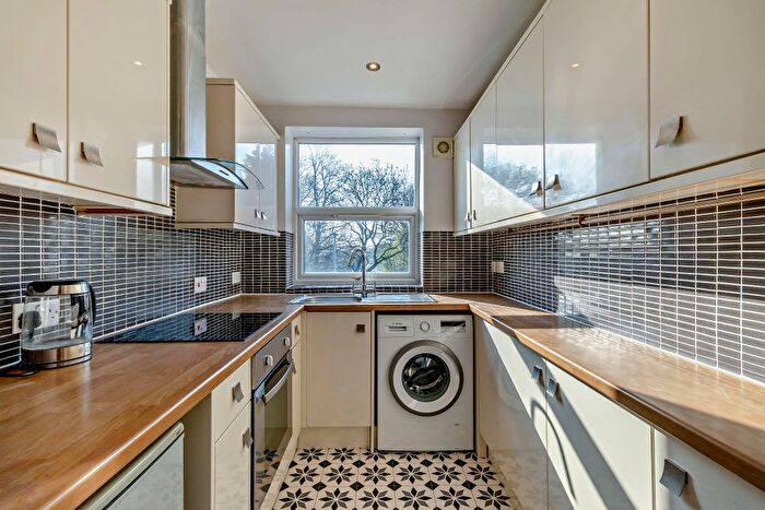 3 Bedroom Flat For Sale In Castleford Road, Normanton, West Yorkshire, WF6