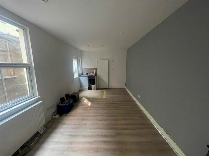 Studio To Rent In Thorpe Road, London, N15