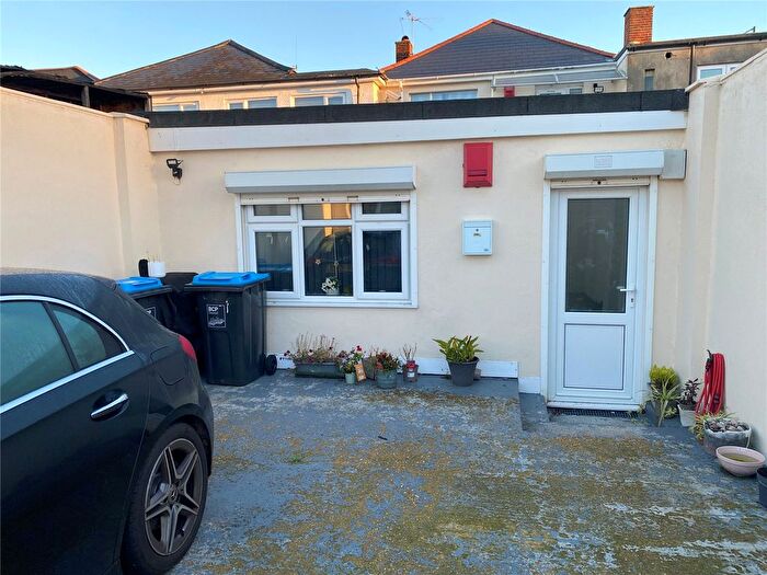 1 Bedroom Flat For Sale In Wimborne Road, Kinson, Bournemouth, Dorset, BH10