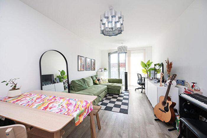 1 Bedroom Flat To Rent In Boleyn Road, , Dalston, London, N16
