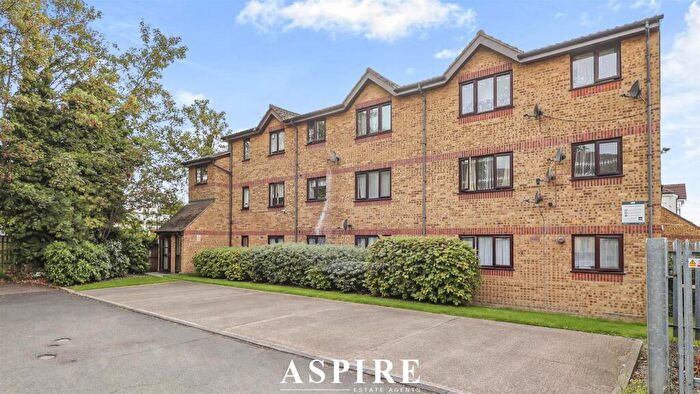 2 Bedroom Flat For Sale In Overton Drive, Romford, RM6