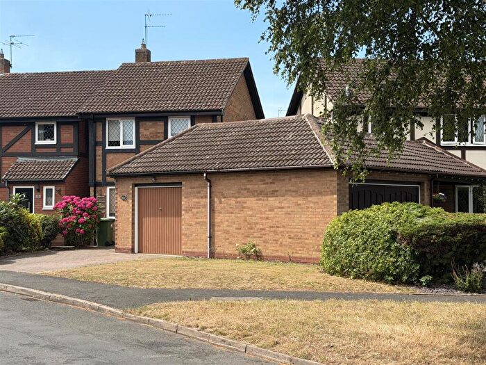 3 Bedroom Link Detached House For Sale In Saumur Way, Warwick, CV34