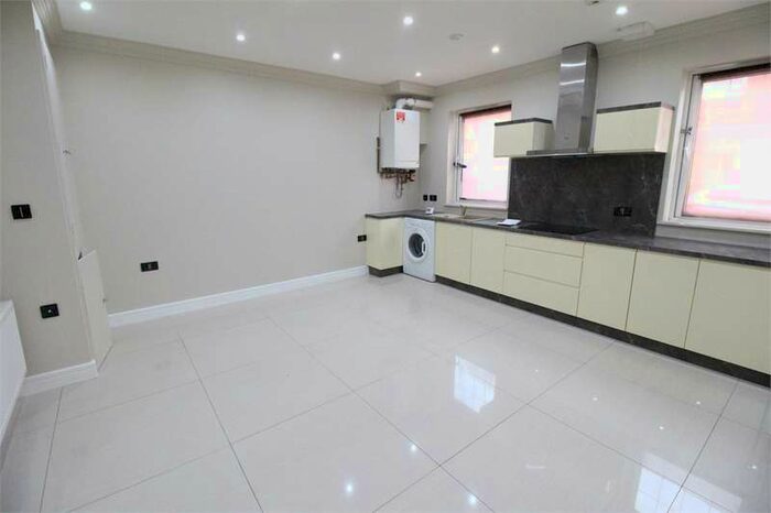 3 Bedroom Flat To Rent In High Street, Edgware, Middlesex, HA8