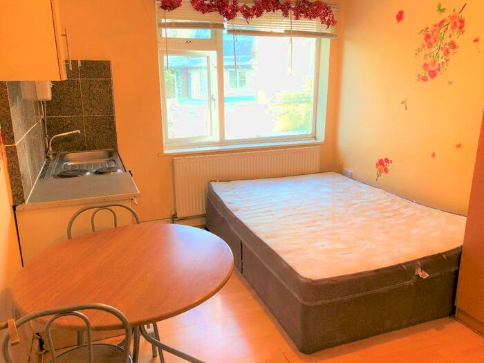 Studio To Rent In London Road, Isleworth, TW7