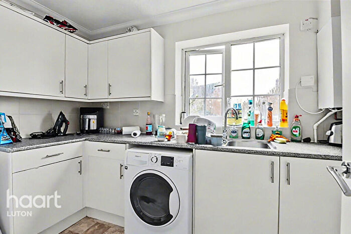 2 Bedroom End Of Terrace House For Sale In Kelling Close, Luton, LU2