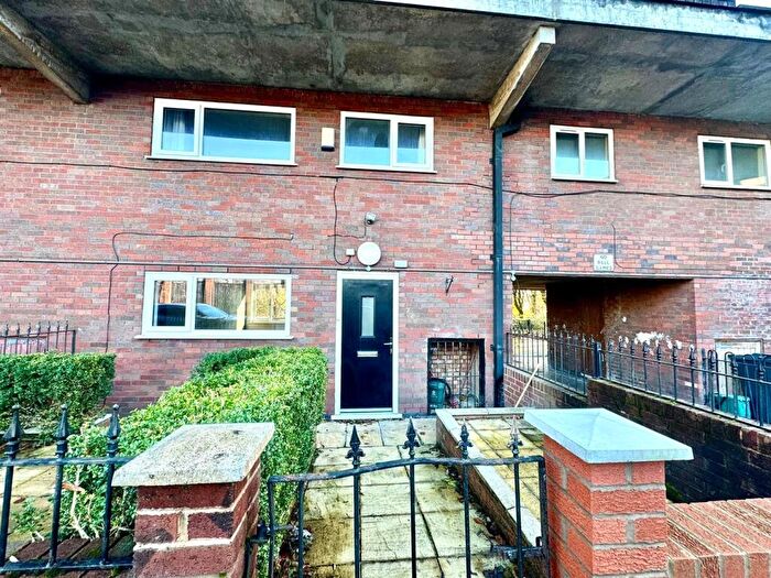 3 Bedroom Apartment For Sale In Eldon Street Estate, Oldham, OL8