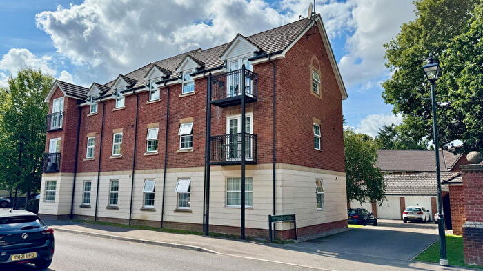 2 Bedroom Flat For Sale In Mandarin Drive, Newbury, RG14