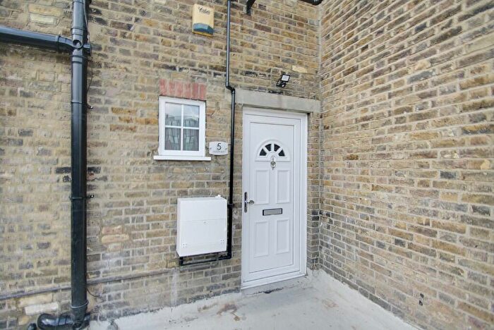 4 Bedroom Maisonette To Rent In Tudor Way, Southgate, N14