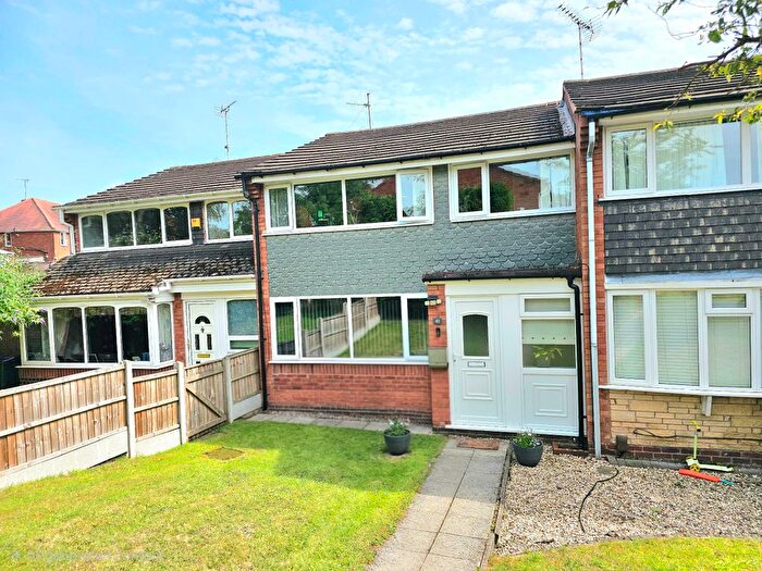 3 Bedroom Semi-detached House For Sale In Linden Avenue, Birmingham, B43