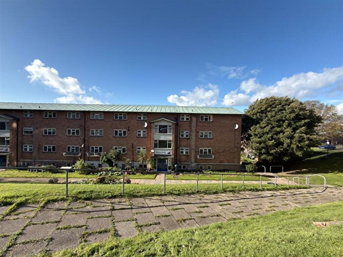 3 Bedroom Apartment To Rent In Grove Bank, Grove Hill, Brighton, BN2