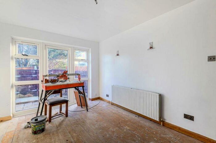 1 Bedroom Flat To Rent In Whittington Road, Bowes Park, London, N22