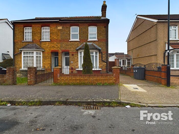 5 Bedroom Semi-Detached House To Rent In Fruen Road, Feltham, TW14