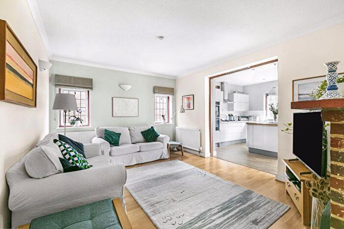 4 Bedroom Detached House For Sale In Lower Road, Fetcham, KT22
