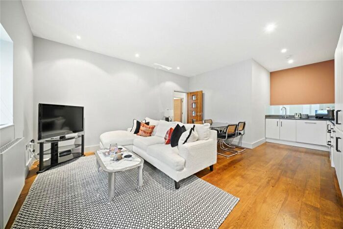 2 Bedroom Apartment To Rent In Eagle Court, EC1M
