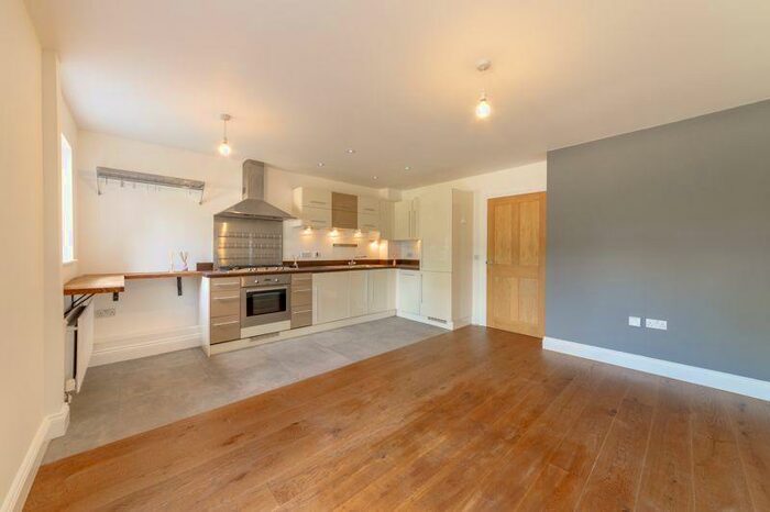 2 Bedroom Flat To Rent In Astwick Manor, Coopers Green Lane, Hatfield, AL10