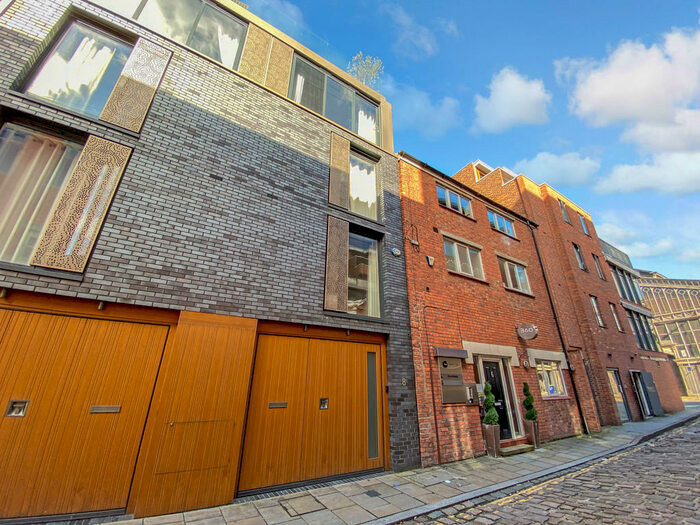 4 Bedroom Town House To Rent In Southern Street, Castlefield, M3