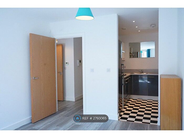 2 Bedroom Flat To Rent In Armidale Place, Bristol, BS6