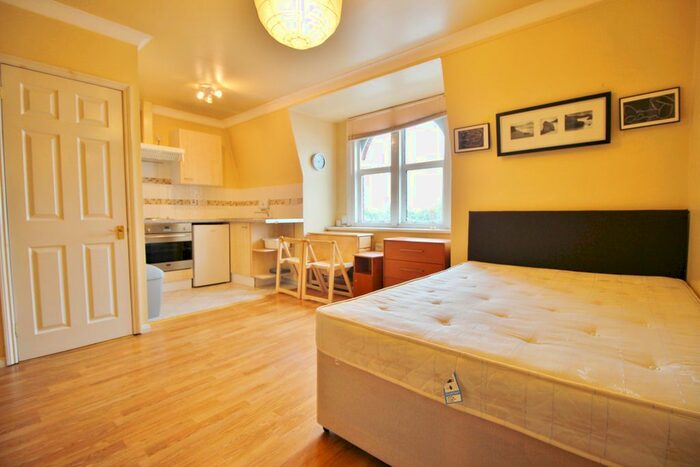 Studio To Rent In Flat, B, North End Road, Golders Green, London, NW11