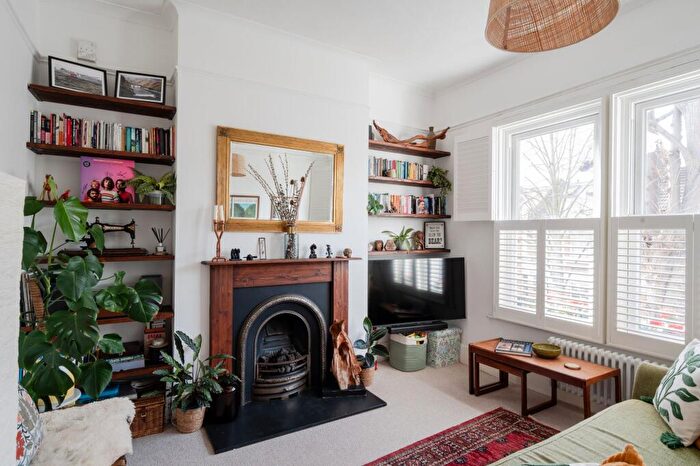 2 Bedroom Flat For Sale In Woodville Road, Bushwood, London, E11