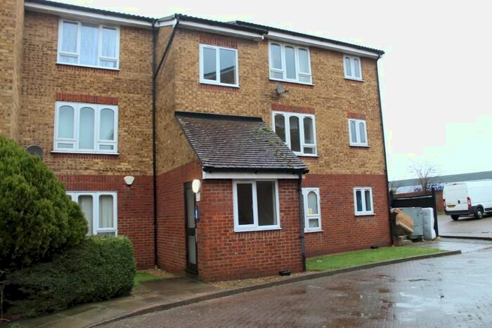 1 Bedroom Flat To Rent In Frazer Close, Romford, Essex, RM1