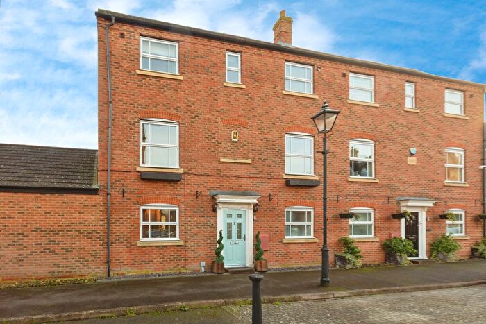 3 Bedroom End Terrace House For Sale In Disraeli Square, Aylesbury, HP19