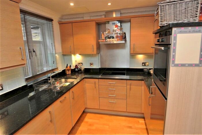 2 Bedroom Flat To Rent In Heath Road, Weybridge KT13
