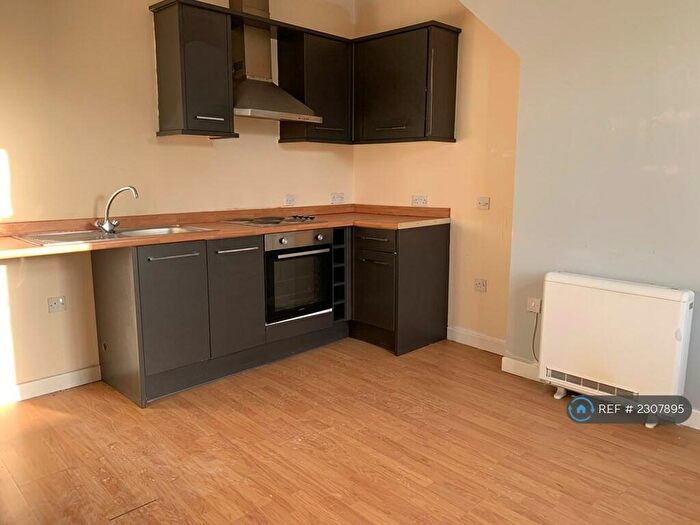 1 Bedroom Flat To Rent In Lyndhurst Road, Burnley, BB10