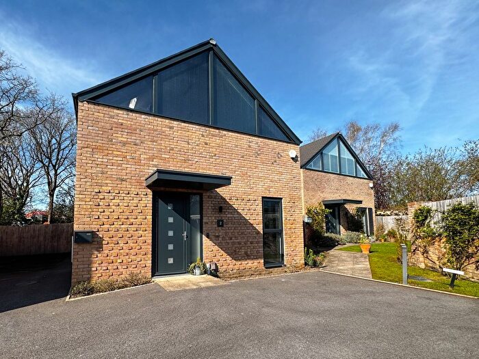 3 Bedroom Detached House For Sale In Violet Close, Broadstone, BH18