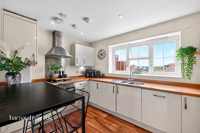 2 Bedroom Flat For Sale In Field Oaks Way, Merstham, Redhill, RH1