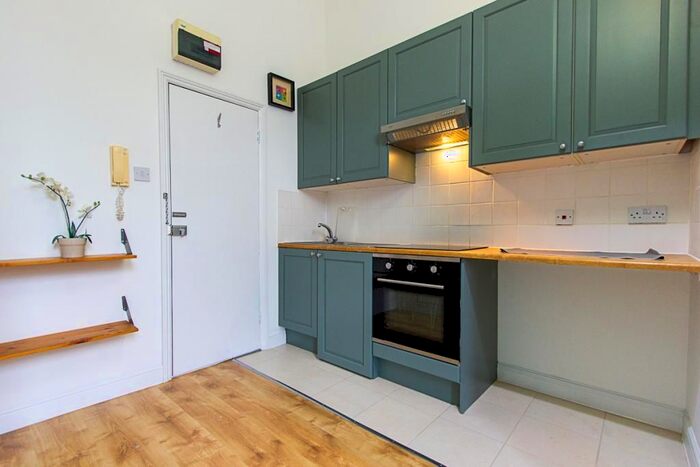 Studio To Rent In West Cromwell Road, Earls Court, London, SW5