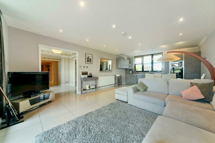 2 Bedroom Apartment To Rent In Waterside Point, Anhalt Road, Battersea, SW11