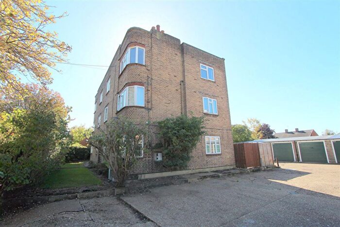 2 Bedroom Flat For Sale In Lymescote Gardens, Sutton, SM1