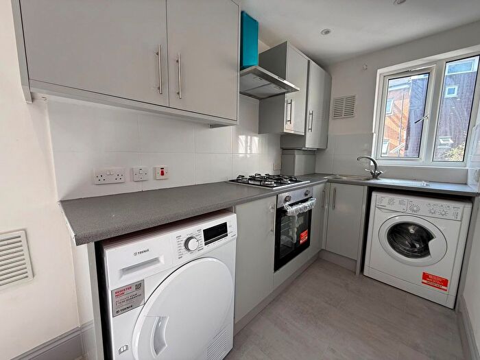 4 Bedroom Flat To Rent In Kilburn Lane, Queen Park, W10