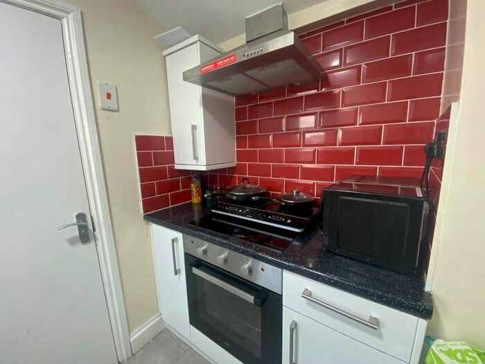 1 Bedroom Flat To Rent In East Street Top Floor Flat, Bedminster Bristol, BS3