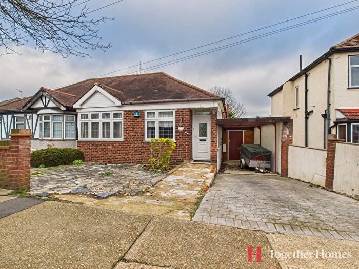 2 Bedroom Bungalow For Sale In Havering Road, Romford, RM1