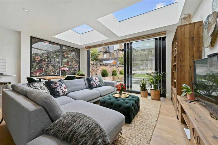 2 Bedroom Flat To Rent In Loftus Road, London, W12