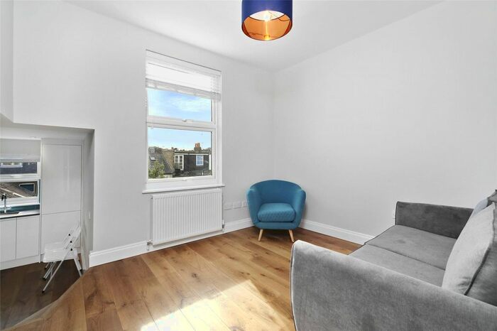 2 Bedroom Flat To Rent In Loftus Road, London, W12