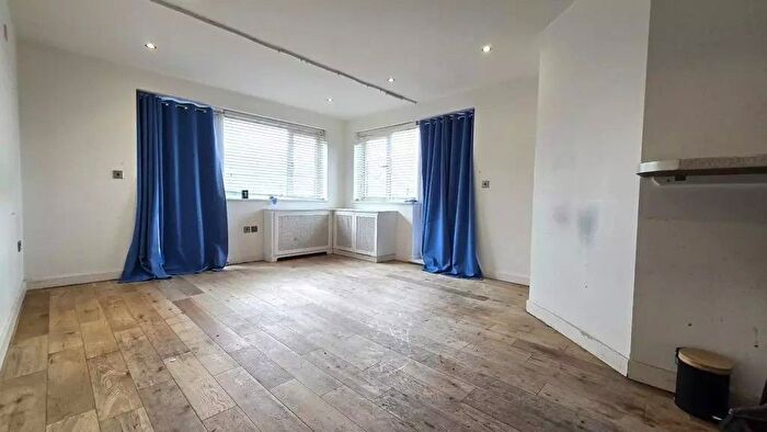 2 Bedroom Flat To Rent In Hainault Road, Romford, RM5