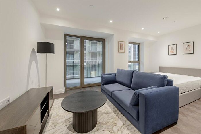 Apartment To Rent In Halcyon House, Queens Cross, E16