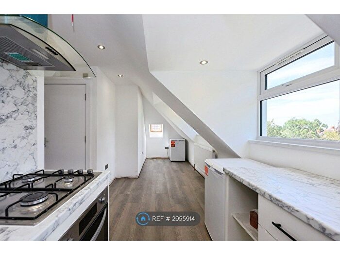 2 Bedroom Flat To Rent In Windmill Lane, Epsom, KT17