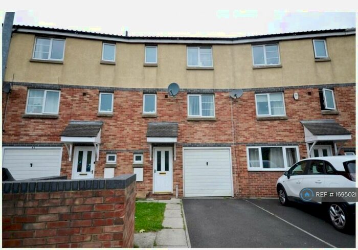 5 Bedroom Semi-Detached House To Rent In Bridges View, Gateshead, NE8